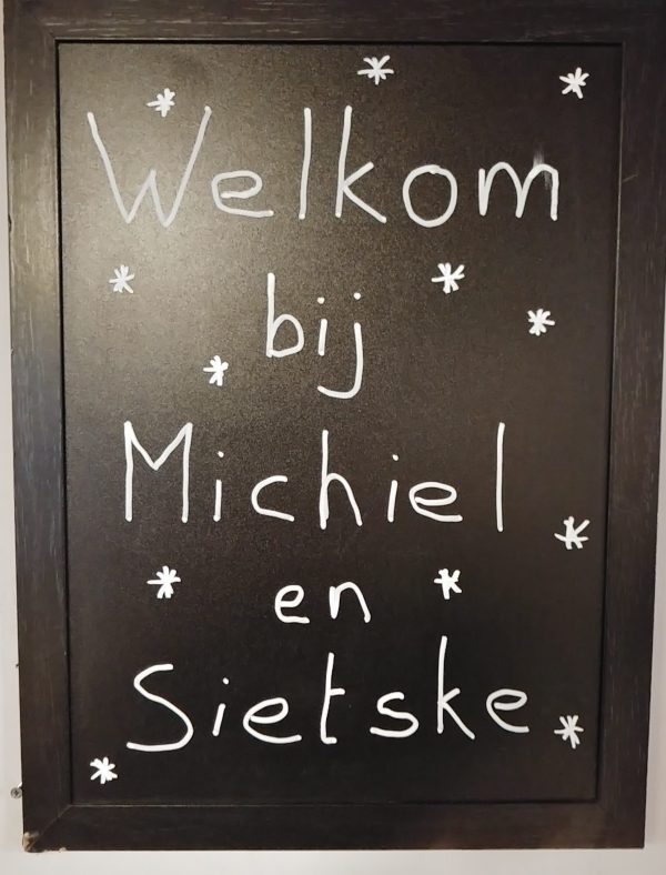 Krijtbord met de tekst Welkom bij Michiel en Sietske