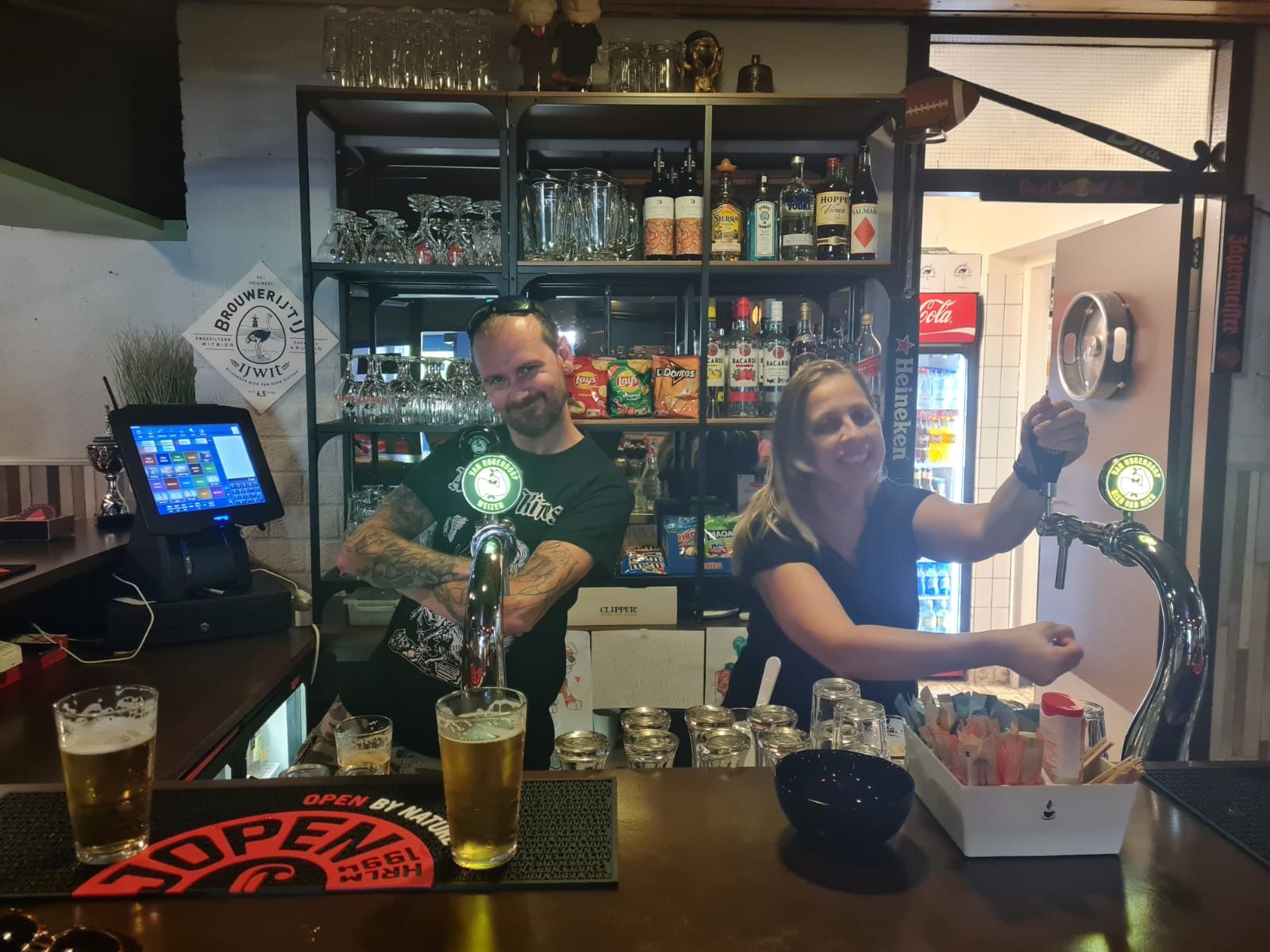 Michiel en Sietske achter de tap van BAR921