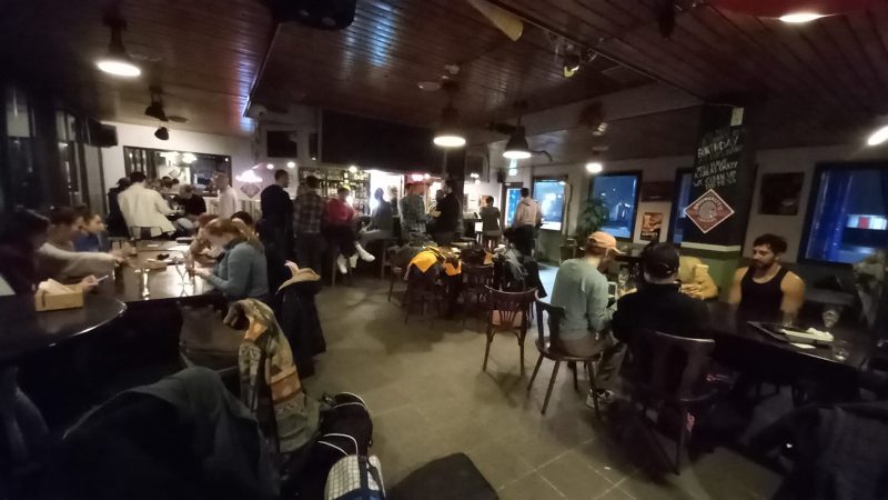 Een volle zaak op een doordeweekse avond
